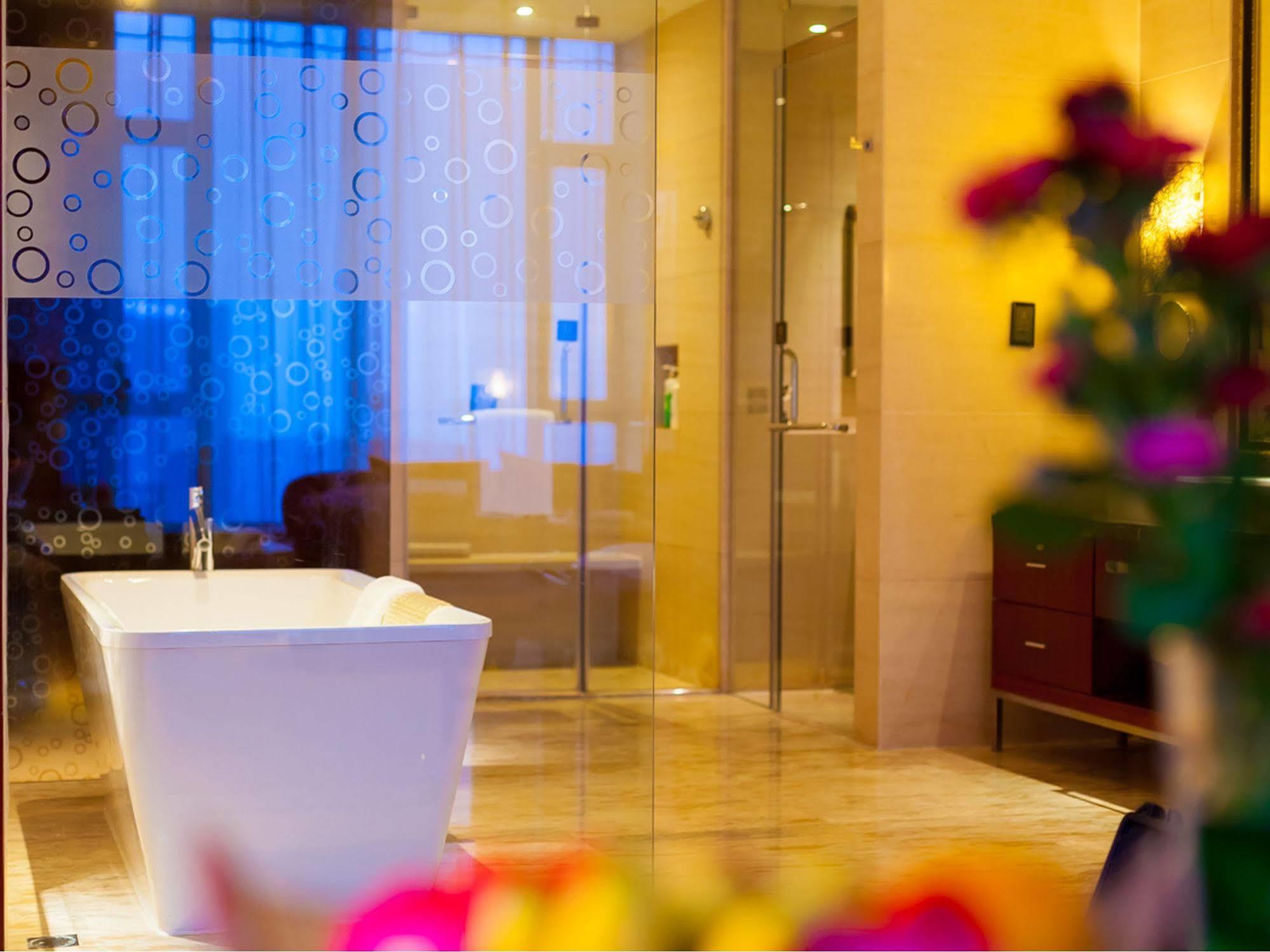 Celebrity City Hotel Чънду Екстериор снимка