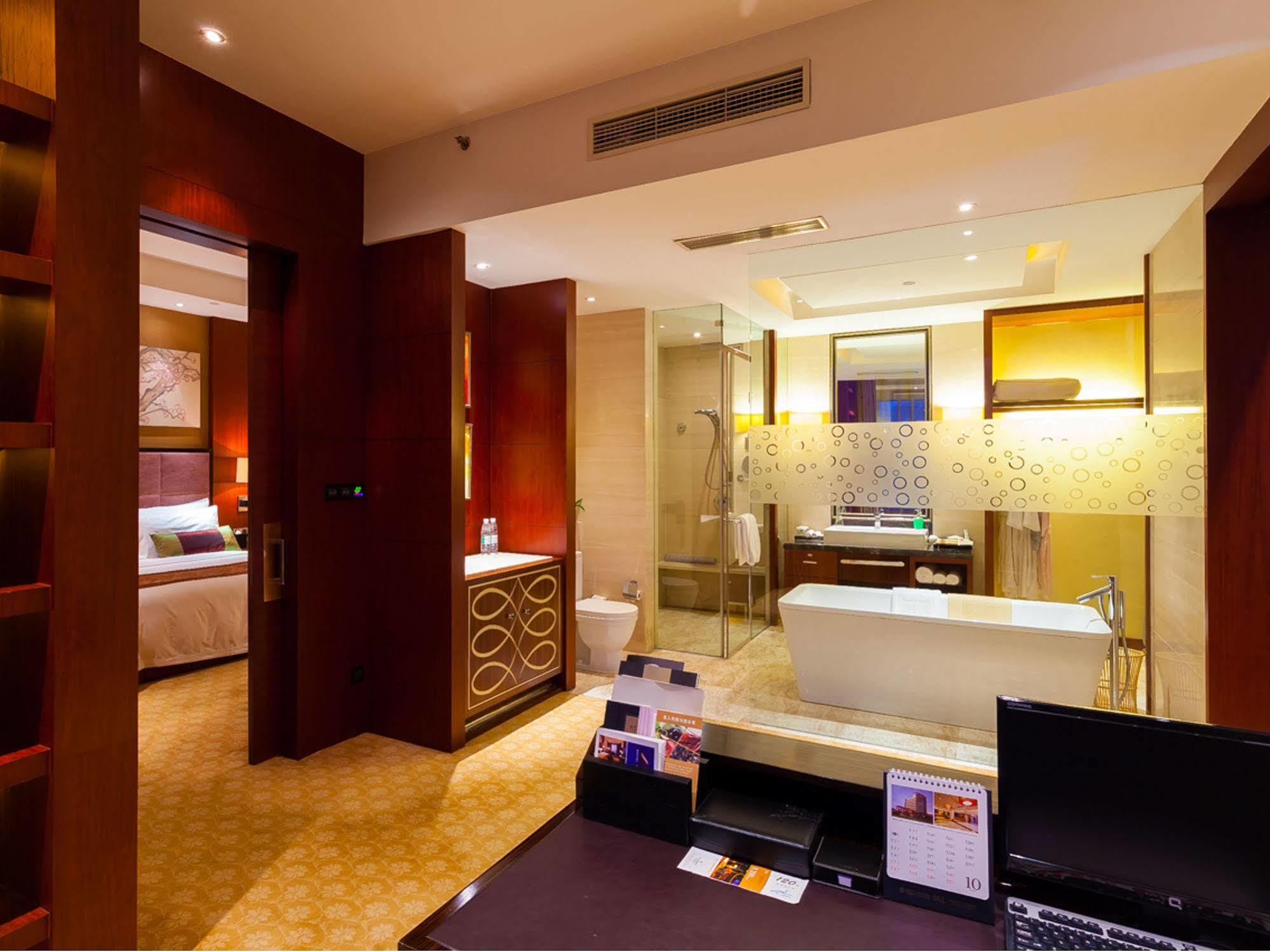 Celebrity City Hotel Чънду Екстериор снимка